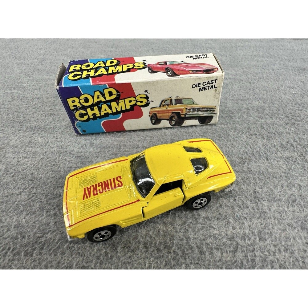 ROAD CHAMPS Vintage #33 1963 Die Cast Corvette Stingray Yellow Car NOS